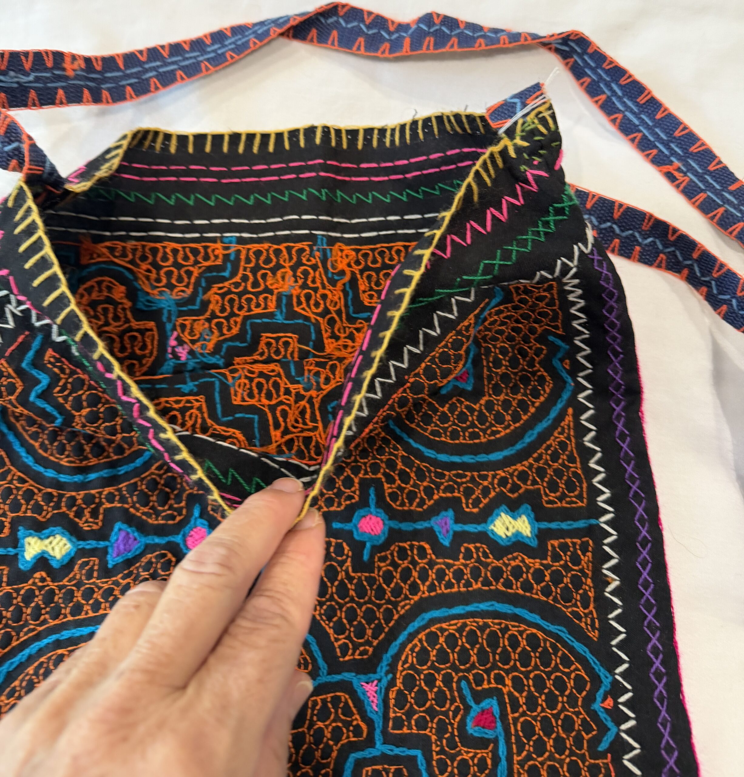 Amazon Shiboba handwoven handbag featuring traditional Shipibo-Conibo embroidered geometric patterns with an adjustable woven shoulder strap and handcrafted artisan design.